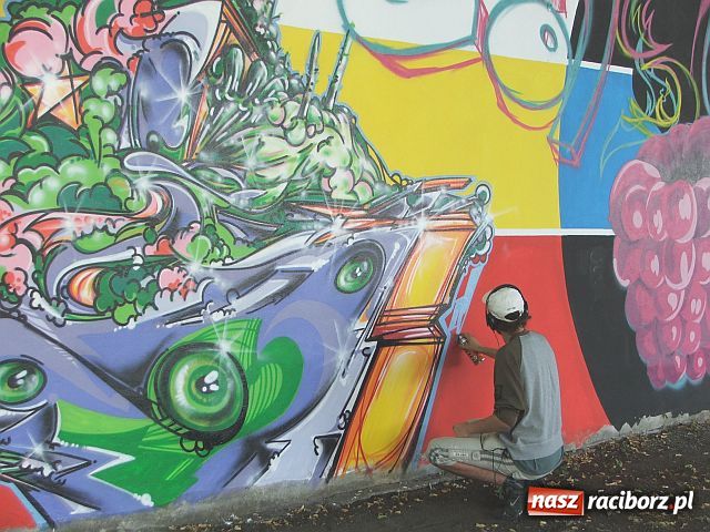 Zdjęcie w galerii na portalu naszraciborz.pl: Dzieło sztuki na szkolnym murze wiadomości z regionu