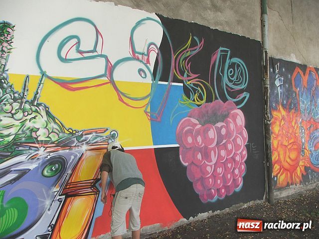 Zdjęcie w galerii na portalu naszraciborz.pl: Dzieło sztuki na szkolnym murze wiadomości z regionu