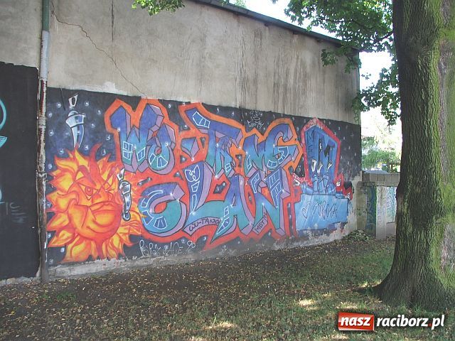 Zdjęcie w galerii na portalu naszraciborz.pl: Dzieło sztuki na szkolnym murze wiadomości z regionu