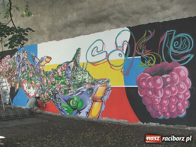 Zdjęcie w galerii na portalu naszraciborz.pl: Dzieło sztuki na szkolnym murze wiadomości z regionu