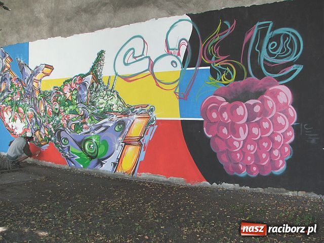 Zdjęcie w galerii na portalu naszraciborz.pl: Dzieło sztuki na szkolnym murze wiadomości z regionu
