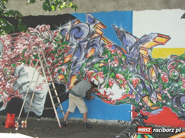 Zdjęcie w galerii na portalu naszraciborz.pl: Dzieło sztuki na szkolnym murze wiadomości z regionu