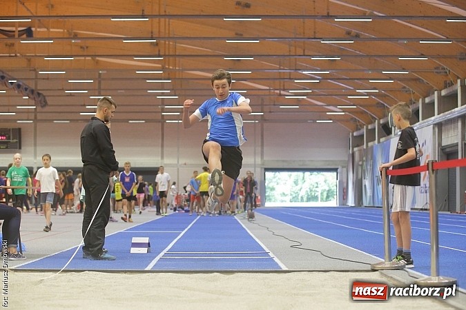 Zdjęcie w galerii na portalu naszraciborz.pl: Zmagania lekkoatletów w ZSOMS  wiadomości z regionu
