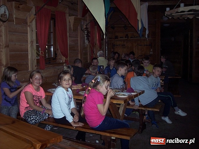 Zdjęcie w galerii na portalu naszraciborz.pl: Uczniowie z Ostroga pobierają lekcje w grodzie w Byczynie. Pożegnanie szkolnej ławki z zabawą  wiadomości z regionu