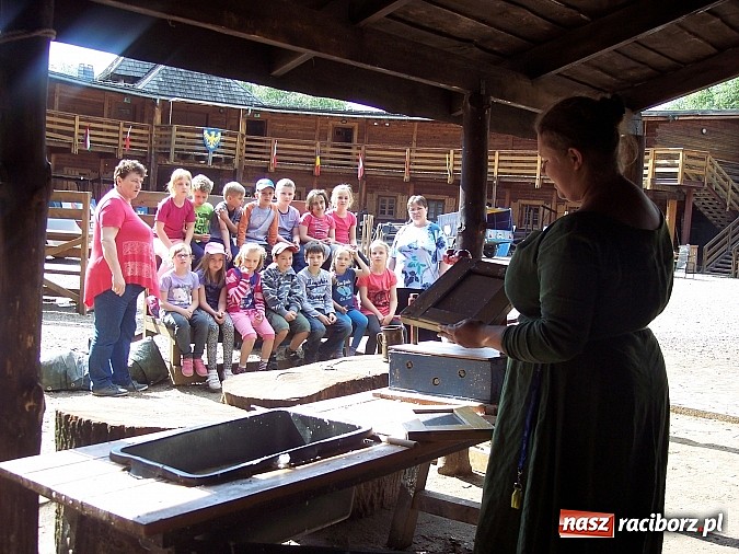 Zdjęcie w galerii na portalu naszraciborz.pl: Uczniowie z Ostroga pobierają lekcje w grodzie w Byczynie. Pożegnanie szkolnej ławki z zabawą  wiadomości z regionu