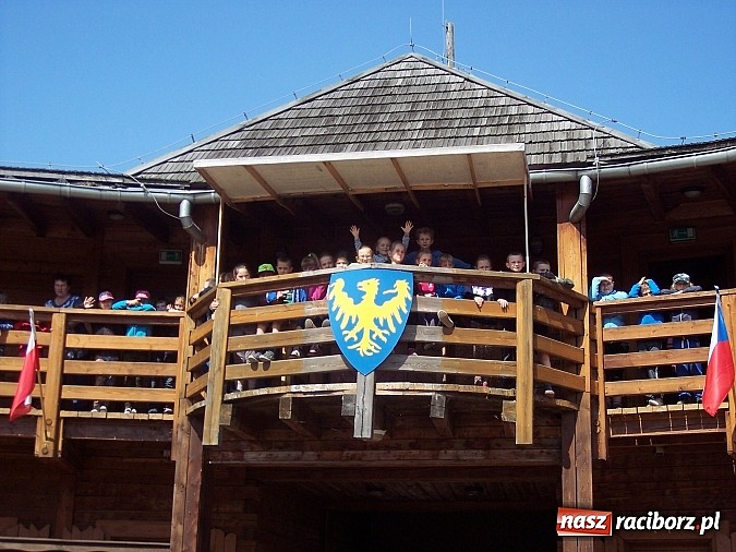 Zdjęcie w galerii na portalu naszraciborz.pl: Uczniowie z Ostroga pobierają lekcje w grodzie w Byczynie. Pożegnanie szkolnej ławki z zabawą  wiadomości z regionu