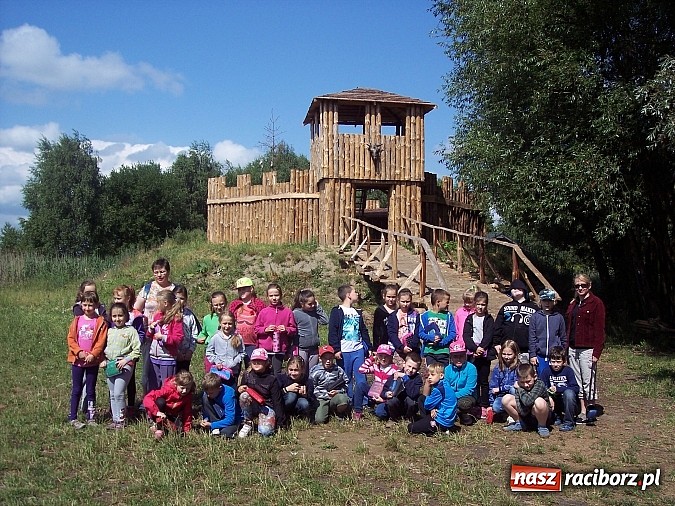 Zdjęcie w galerii na portalu naszraciborz.pl: Uczniowie z Ostroga pobierają lekcje w grodzie w Byczynie. Pożegnanie szkolnej ławki z zabawą  wiadomości z regionu