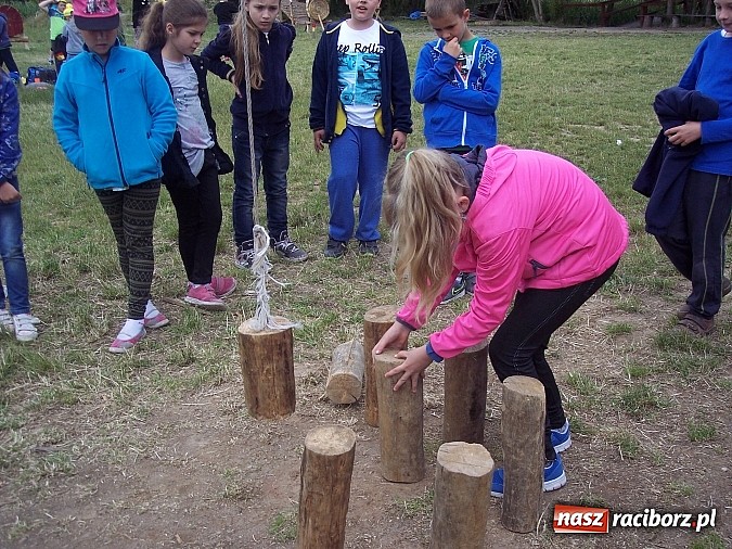 Zdjęcie w galerii na portalu naszraciborz.pl: Uczniowie z Ostroga pobierają lekcje w grodzie w Byczynie. Pożegnanie szkolnej ławki z zabawą  wiadomości z regionu
