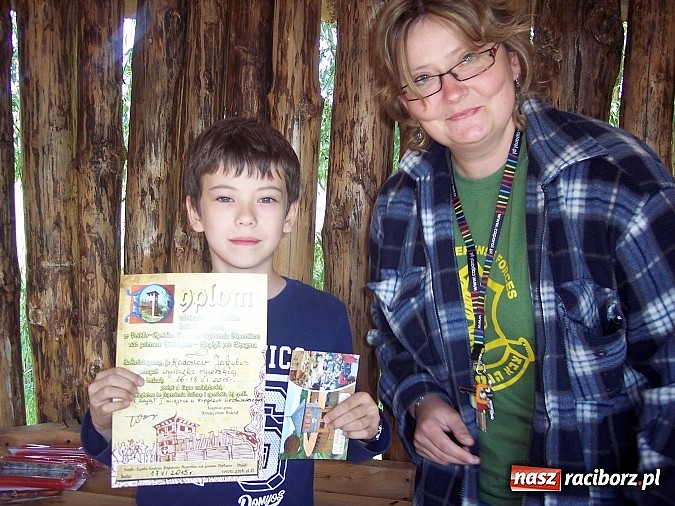 Zdjęcie w galerii na portalu naszraciborz.pl: Uczniowie z Ostroga pobierają lekcje w grodzie w Byczynie. Pożegnanie szkolnej ławki z zabawą  wiadomości z regionu