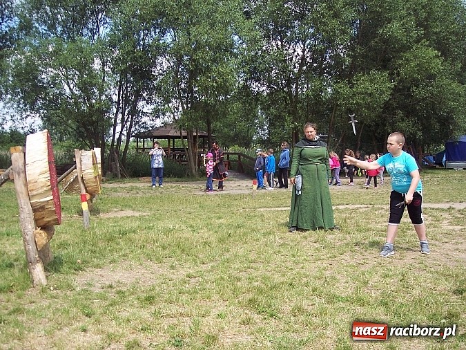 Zdjęcie w galerii na portalu naszraciborz.pl: Uczniowie z Ostroga pobierają lekcje w grodzie w Byczynie. Pożegnanie szkolnej ławki z zabawą  wiadomości z regionu