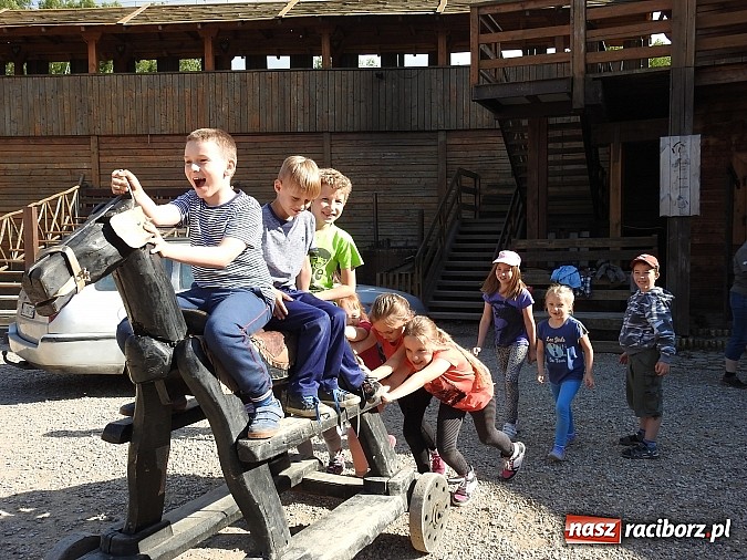 Zdjęcie w galerii na portalu naszraciborz.pl: Uczniowie z Ostroga pobierają lekcje w grodzie w Byczynie. Pożegnanie szkolnej ławki z zabawą  wiadomości z regionu