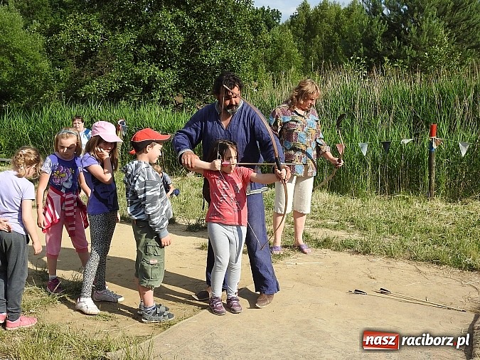 Zdjęcie w galerii na portalu naszraciborz.pl: Uczniowie z Ostroga pobierają lekcje w grodzie w Byczynie. Pożegnanie szkolnej ławki z zabawą  wiadomości z regionu