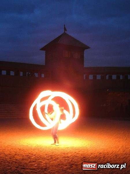 Zdjęcie w galerii na portalu naszraciborz.pl: Uczniowie z Ostroga pobierają lekcje w grodzie w Byczynie. Pożegnanie szkolnej ławki z zabawą  wiadomości z regionu