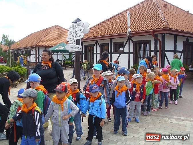 Zdjęcie w galerii na portalu naszraciborz.pl: Spotkanie przedszkolaków z Markowic z dinozaurami w Krasiejowie wiadomości z regionu