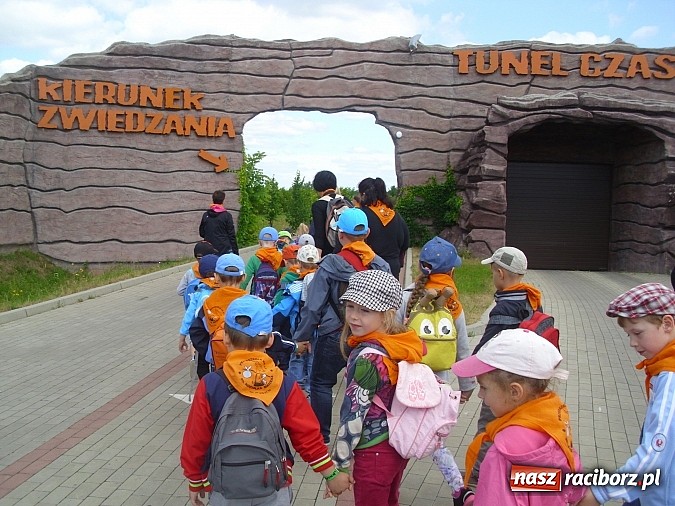 Zdjęcie w galerii na portalu naszraciborz.pl: Spotkanie przedszkolaków z Markowic z dinozaurami w Krasiejowie wiadomości z regionu