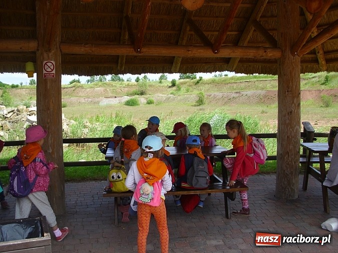 Zdjęcie w galerii na portalu naszraciborz.pl: Spotkanie przedszkolaków z Markowic z dinozaurami w Krasiejowie wiadomości z regionu