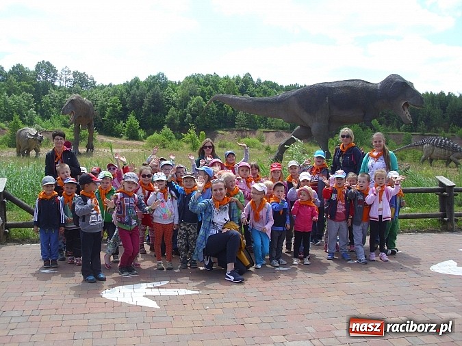 Zdjęcie w galerii na portalu naszraciborz.pl: Spotkanie przedszkolaków z Markowic z dinozaurami w Krasiejowie wiadomości z regionu
