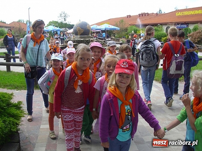 Zdjęcie w galerii na portalu naszraciborz.pl: Spotkanie przedszkolaków z Markowic z dinozaurami w Krasiejowie wiadomości z regionu