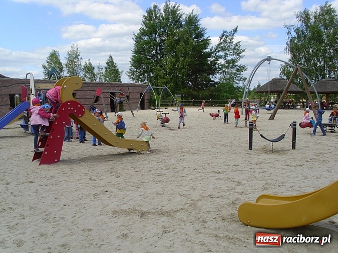 Zdjęcie w galerii na portalu naszraciborz.pl: Spotkanie przedszkolaków z Markowic z dinozaurami w Krasiejowie wiadomości z regionu