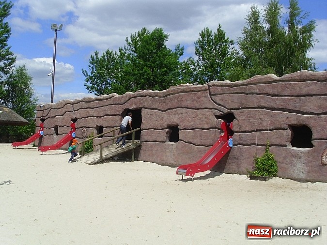 Zdjęcie w galerii na portalu naszraciborz.pl: Spotkanie przedszkolaków z Markowic z dinozaurami w Krasiejowie wiadomości z regionu