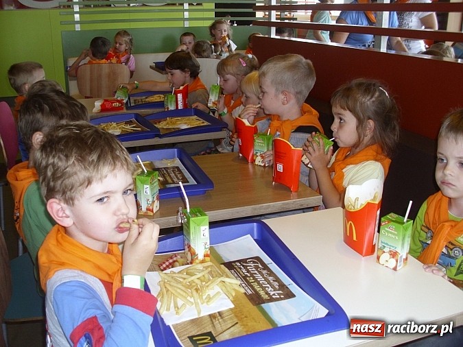 Zdjęcie w galerii na portalu naszraciborz.pl: Spotkanie przedszkolaków z Markowic z dinozaurami w Krasiejowie wiadomości z regionu