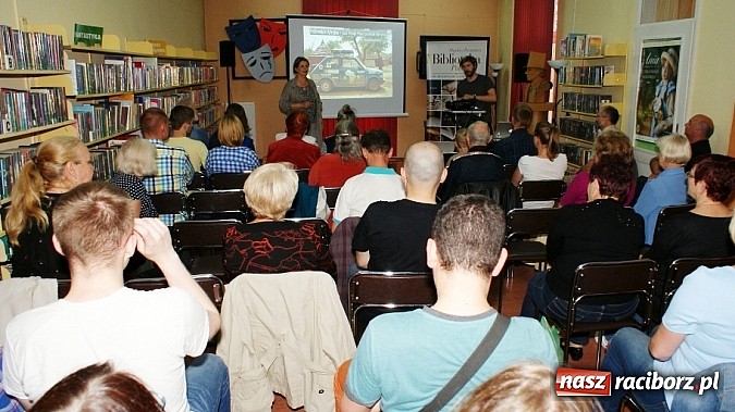 Zdjęcie w galerii na portalu naszraciborz.pl: Fiatem 126p przez Afrykę - spotkanie z Fiedlerem w bibliotece wiadomości z regionu