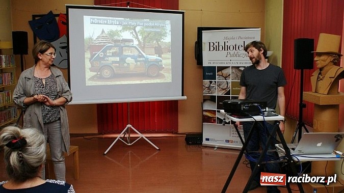 Zdjęcie w galerii na portalu naszraciborz.pl: Fiatem 126p przez Afrykę - spotkanie z Fiedlerem w bibliotece wiadomości z regionu