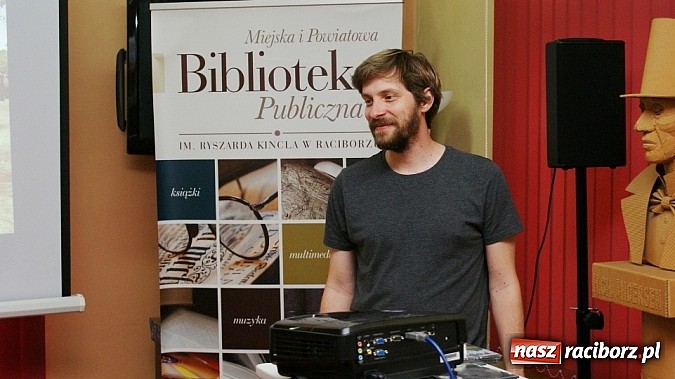 Zdjęcie w galerii na portalu naszraciborz.pl: Fiatem 126p przez Afrykę - spotkanie z Fiedlerem w bibliotece wiadomości z regionu