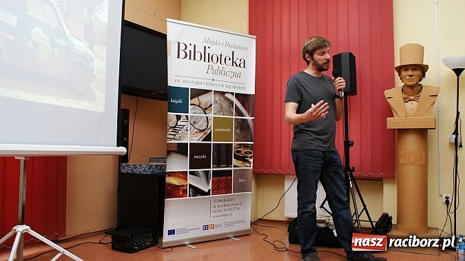 Zdjęcie w galerii na portalu naszraciborz.pl: Fiatem 126p przez Afrykę - spotkanie z Fiedlerem w bibliotece wiadomości z regionu