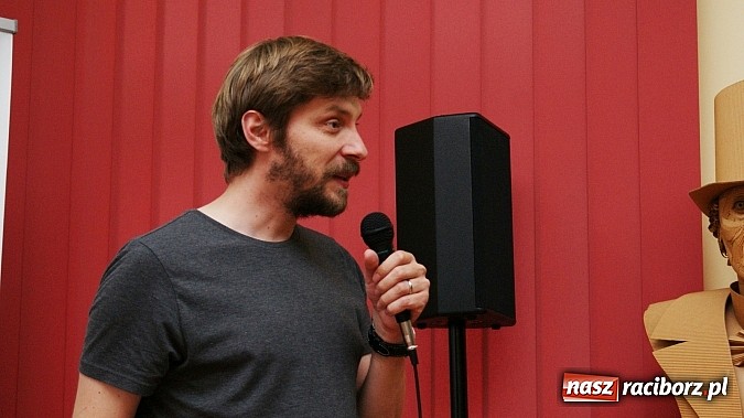 Zdjęcie w galerii na portalu naszraciborz.pl: Fiatem 126p przez Afrykę - spotkanie z Fiedlerem w bibliotece wiadomości z regionu