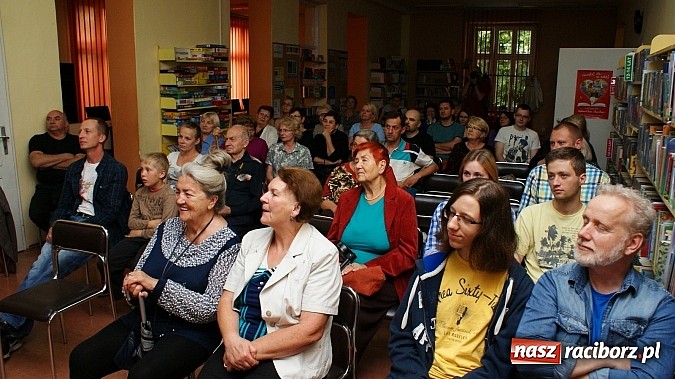 Zdjęcie w galerii na portalu naszraciborz.pl: Fiatem 126p przez Afrykę - spotkanie z Fiedlerem w bibliotece wiadomości z regionu