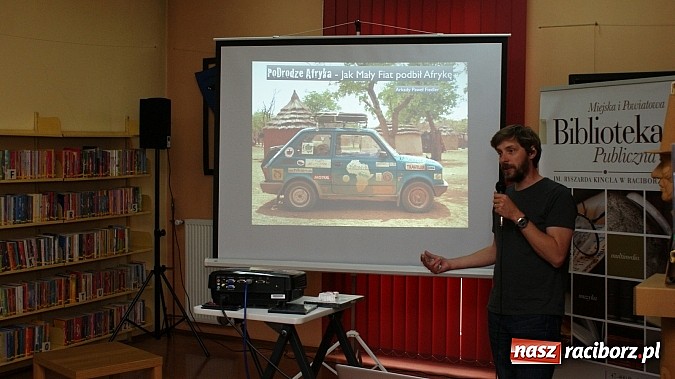 Zdjęcie w galerii na portalu naszraciborz.pl: Fiatem 126p przez Afrykę - spotkanie z Fiedlerem w bibliotece wiadomości z regionu