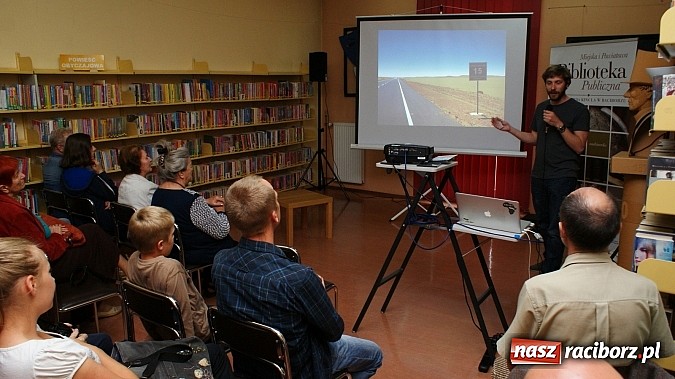 Zdjęcie w galerii na portalu naszraciborz.pl: Fiatem 126p przez Afrykę - spotkanie z Fiedlerem w bibliotece wiadomości z regionu