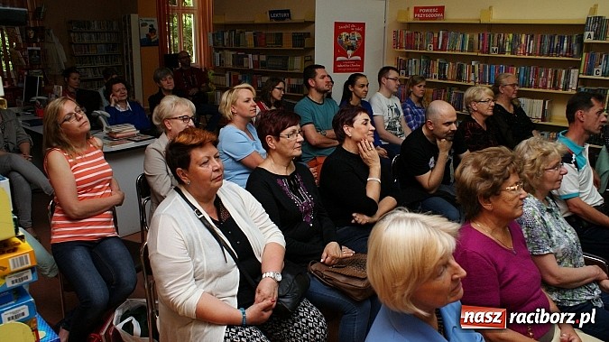 Zdjęcie w galerii na portalu naszraciborz.pl: Fiatem 126p przez Afrykę - spotkanie z Fiedlerem w bibliotece wiadomości z regionu