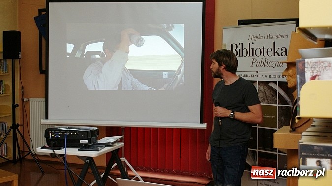 Zdjęcie w galerii na portalu naszraciborz.pl: Fiatem 126p przez Afrykę - spotkanie z Fiedlerem w bibliotece wiadomości z regionu