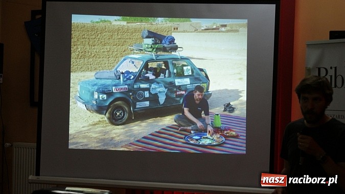 Zdjęcie w galerii na portalu naszraciborz.pl: Fiatem 126p przez Afrykę - spotkanie z Fiedlerem w bibliotece wiadomości z regionu