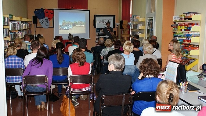 Zdjęcie w galerii na portalu naszraciborz.pl: Fiatem 126p przez Afrykę - spotkanie z Fiedlerem w bibliotece wiadomości z regionu