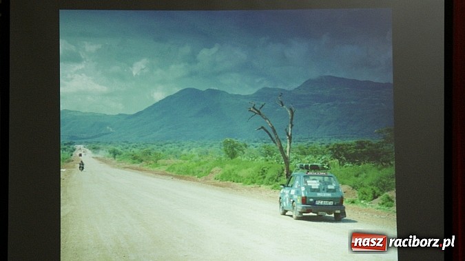 Zdjęcie w galerii na portalu naszraciborz.pl: Fiatem 126p przez Afrykę - spotkanie z Fiedlerem w bibliotece wiadomości z regionu