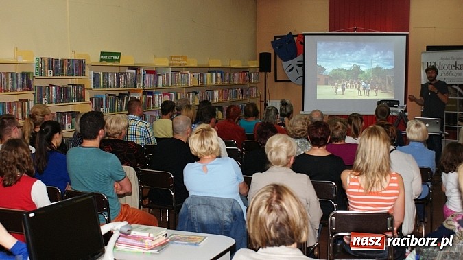Zdjęcie w galerii na portalu naszraciborz.pl: Fiatem 126p przez Afrykę - spotkanie z Fiedlerem w bibliotece wiadomości z regionu