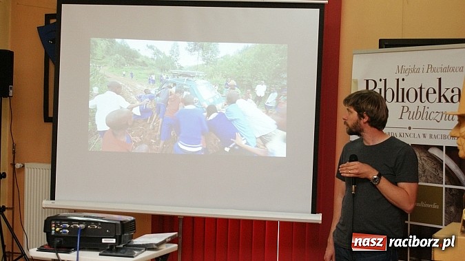 Zdjęcie w galerii na portalu naszraciborz.pl: Fiatem 126p przez Afrykę - spotkanie z Fiedlerem w bibliotece wiadomości z regionu