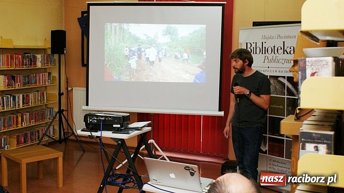 Zdjęcie w galerii na portalu naszraciborz.pl: Fiatem 126p przez Afrykę - spotkanie z Fiedlerem w bibliotece wiadomości z regionu