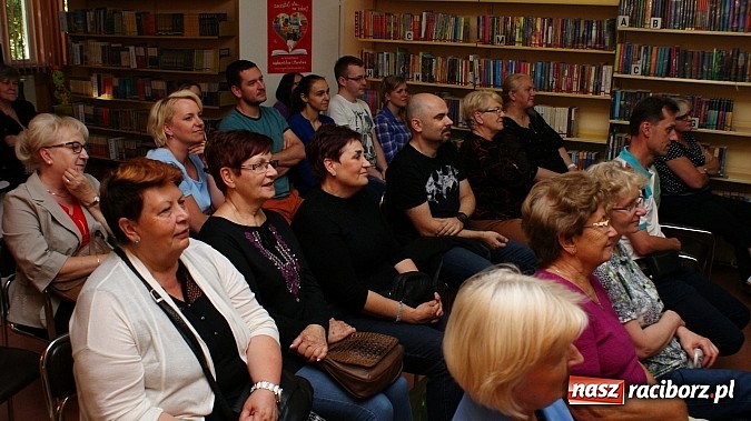 Zdjęcie w galerii na portalu naszraciborz.pl: Fiatem 126p przez Afrykę - spotkanie z Fiedlerem w bibliotece wiadomości z regionu