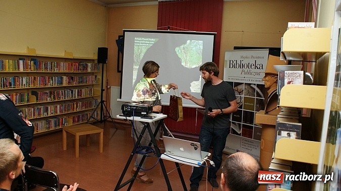 Zdjęcie w galerii na portalu naszraciborz.pl: Fiatem 126p przez Afrykę - spotkanie z Fiedlerem w bibliotece wiadomości z regionu