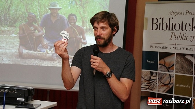 Zdjęcie w galerii na portalu naszraciborz.pl: Fiatem 126p przez Afrykę - spotkanie z Fiedlerem w bibliotece wiadomości z regionu