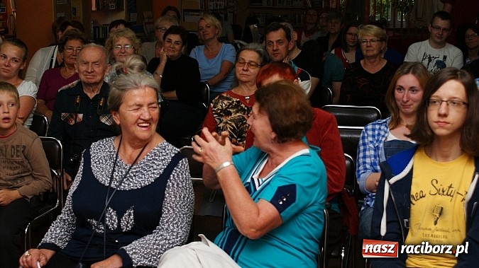 Zdjęcie w galerii na portalu naszraciborz.pl: Fiatem 126p przez Afrykę - spotkanie z Fiedlerem w bibliotece wiadomości z regionu
