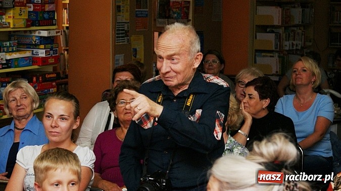 Zdjęcie w galerii na portalu naszraciborz.pl: Fiatem 126p przez Afrykę - spotkanie z Fiedlerem w bibliotece wiadomości z regionu