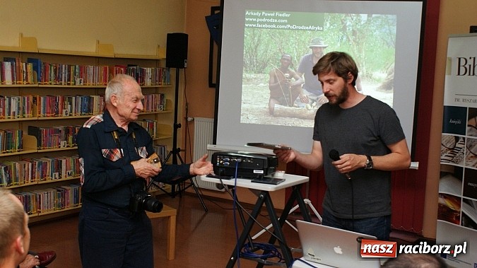 Zdjęcie w galerii na portalu naszraciborz.pl: Fiatem 126p przez Afrykę - spotkanie z Fiedlerem w bibliotece wiadomości z regionu