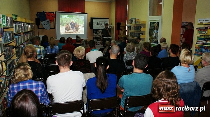 Zdjęcie w galerii na portalu naszraciborz.pl: Fiatem 126p przez Afrykę - spotkanie z Fiedlerem w bibliotece wiadomości z regionu