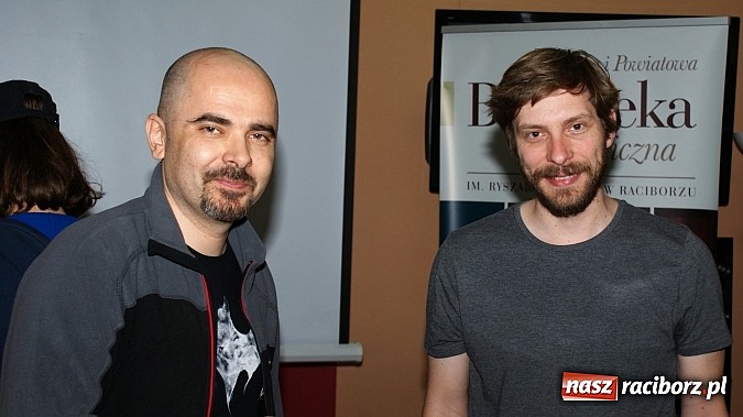 Zdjęcie w galerii na portalu naszraciborz.pl: Fiatem 126p przez Afrykę - spotkanie z Fiedlerem w bibliotece wiadomości z regionu