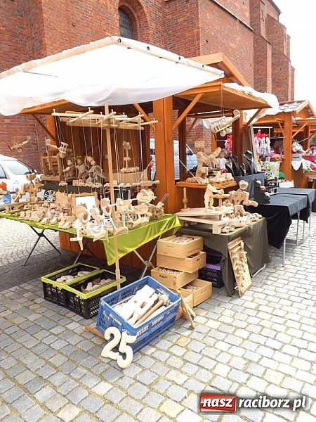 Zdjęcie w galerii na portalu naszraciborz.pl: Właśnie ruszył kolejny Jarmark św. Marcelego. Zobacz co tym razem oferują wystawcy wiadomości z regionu